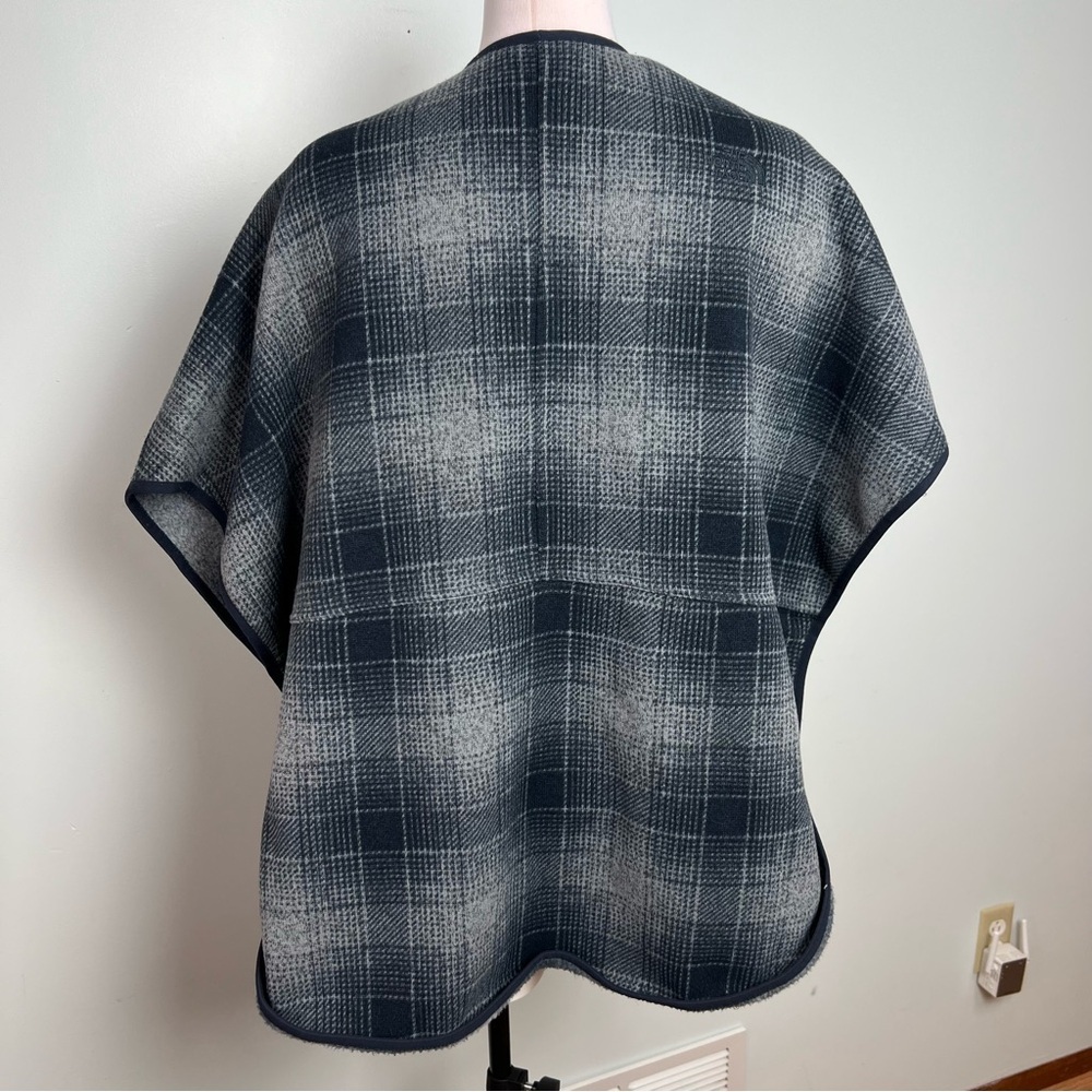 The North Face Women’s Plaid Fleece Poncho Cape Wrap Size Medium - Picture 5 of 10